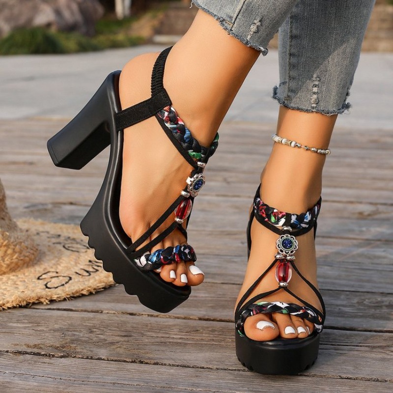 The Ethnic Fashion - صنادل نسائية جديدة لصيف 2026 بنمط